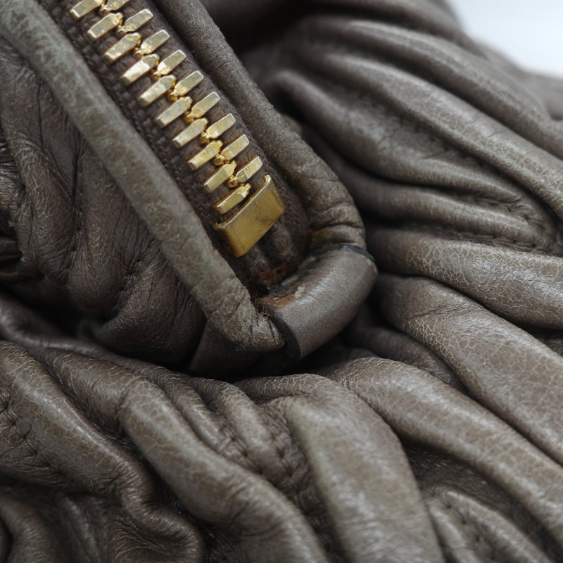 Miu Miu 繆繆 Matelassé 經典灰褐色 頂級納帕小羊皮 立體抓皺絎縫 翻蓋式金屬鏈條 斜背肩背包-13