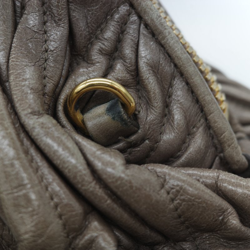 Miu Miu 繆繆 Matelassé 經典灰褐色 頂級納帕小羊皮 立體抓皺絎縫 翻蓋式金屬鏈條 斜背肩背包-14