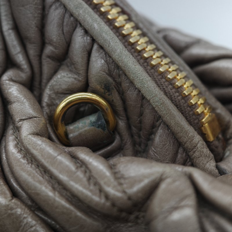 Miu Miu 繆繆 Matelassé 經典灰褐色 頂級納帕小羊皮 立體抓皺絎縫 翻蓋式金屬鏈條 斜背肩背包-15