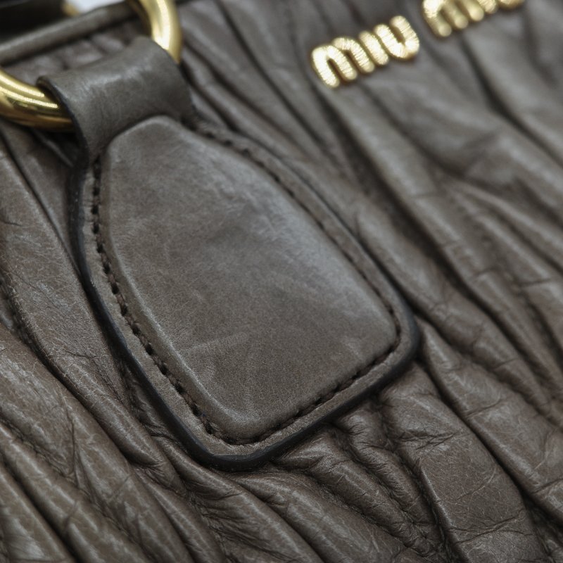 Miu Miu 繆繆 Matelassé 經典灰褐色 頂級納帕小羊皮 立體抓皺絎縫 翻蓋式金屬鏈條 斜背肩背包-16