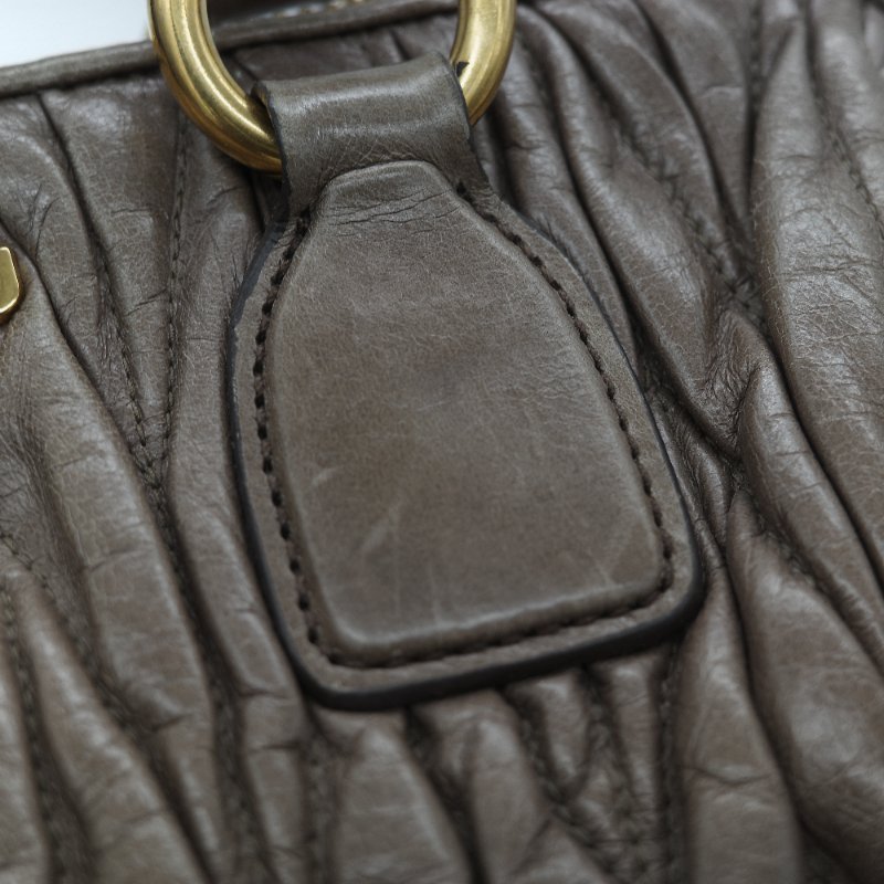 Miu Miu 繆繆 Matelassé 經典灰褐色 頂級納帕小羊皮 立體抓皺絎縫 翻蓋式金屬鏈條 斜背肩背包-17