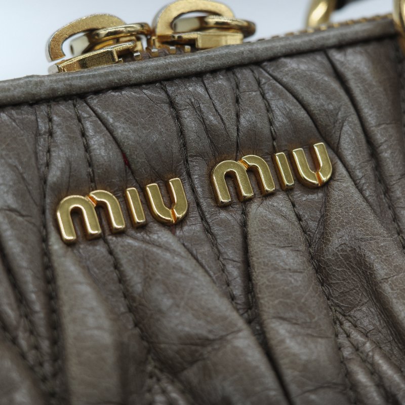 Miu Miu 繆繆 Matelassé 經典灰褐色 頂級納帕小羊皮 立體抓皺絎縫 翻蓋式金屬鏈條 斜背肩背包-18