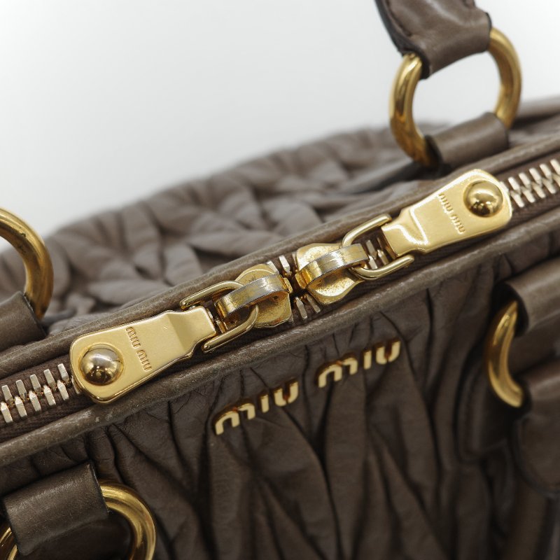 Miu Miu 繆繆 Matelassé 經典灰褐色 頂級納帕小羊皮 立體抓皺絎縫 翻蓋式金屬鏈條 斜背肩背包-23