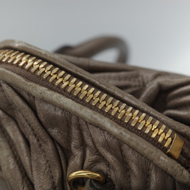 Miu Miu 繆繆 Matelassé 經典灰褐色 頂級納帕小羊皮 立體抓皺絎縫 翻蓋式金屬鏈條 斜背肩背包-26