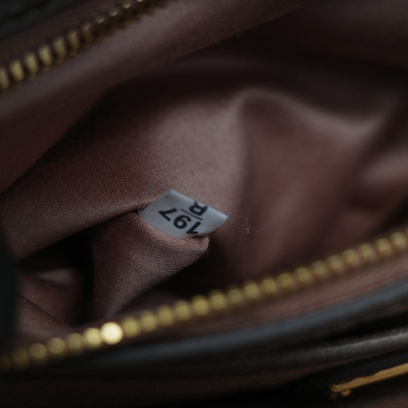 Miu Miu 繆繆 Matelassé 經典灰褐色 頂級納帕小羊皮 立體抓皺絎縫 翻蓋式金屬鏈條 斜背肩背包-36