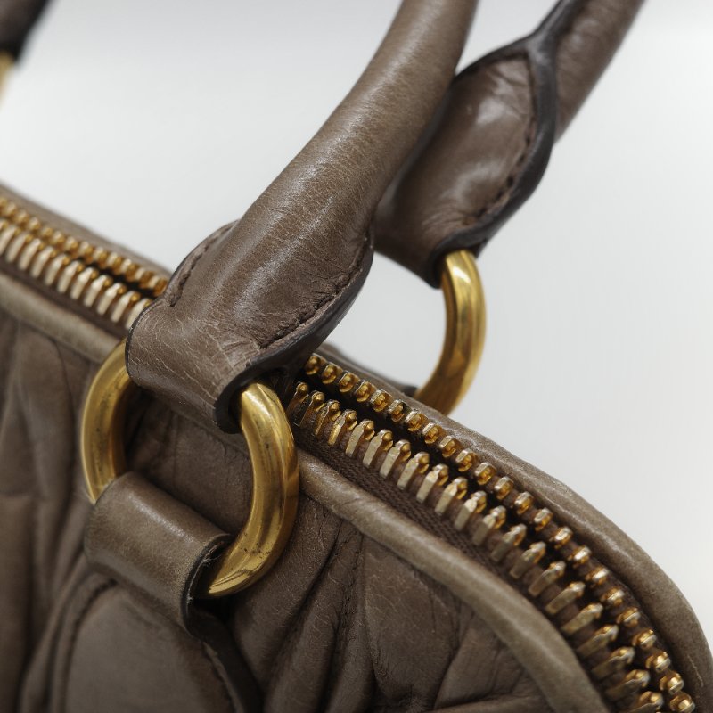 Miu Miu 繆繆 Matelassé 經典灰褐色 頂級納帕小羊皮 立體抓皺絎縫 翻蓋式金屬鏈條 斜背肩背包-49