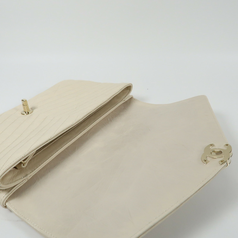 CHANEL 牛皮皮革Clutch金扣手拿包-9