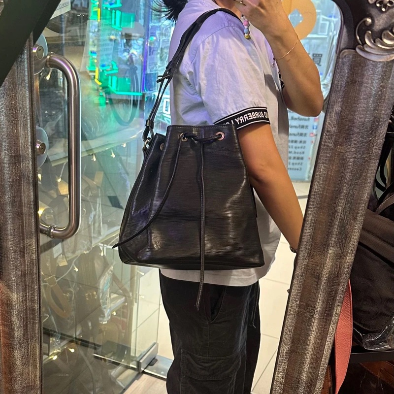 路易威登 水桶包 肩背  水波紋 手提包 側背包 托特包 黑色 中古包 復古包 古董包 經典款 vintage Louis Vuitton noe bucket bag black-6