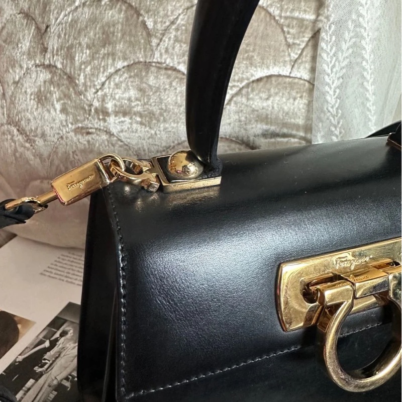 菲拉格慕 Ferragamo 經典黑金小馬蹄博物館包手提斜背包-2