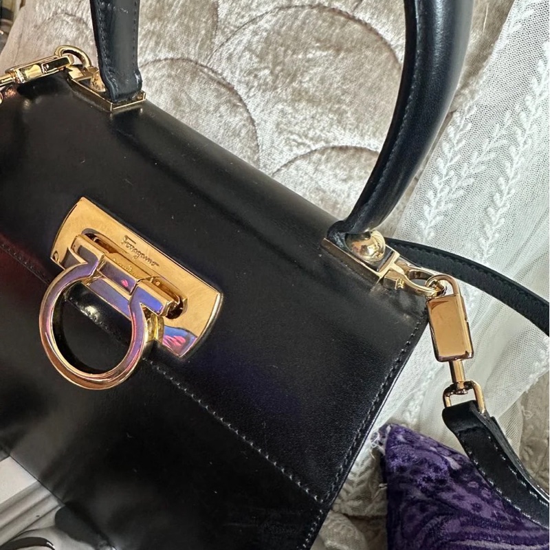 菲拉格慕 Ferragamo 經典黑金小馬蹄博物館包手提斜背包-3