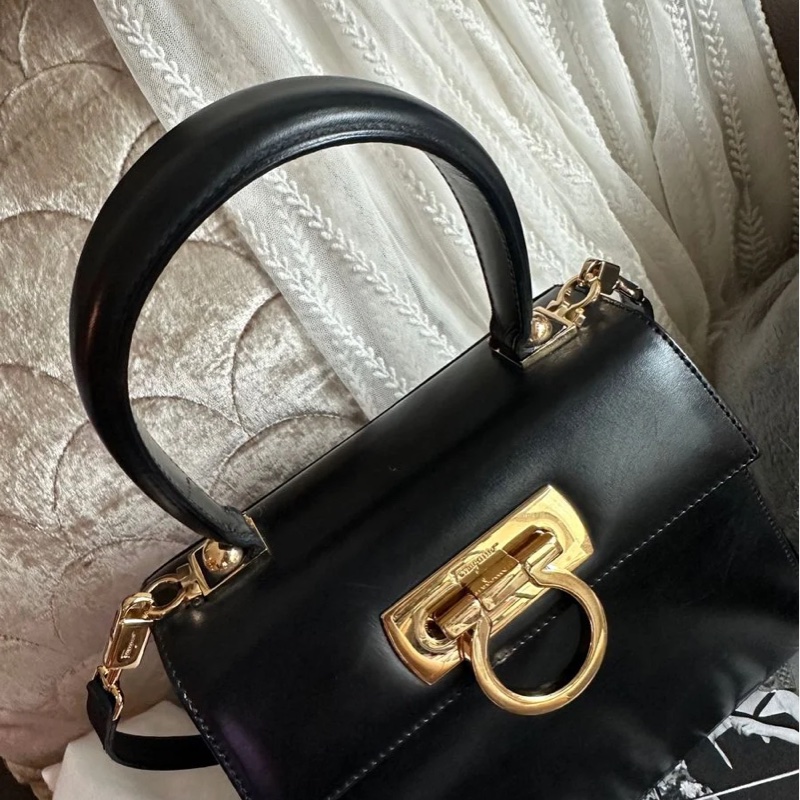 菲拉格慕 Ferragamo 經典黑金小馬蹄博物館包手提斜背包-4