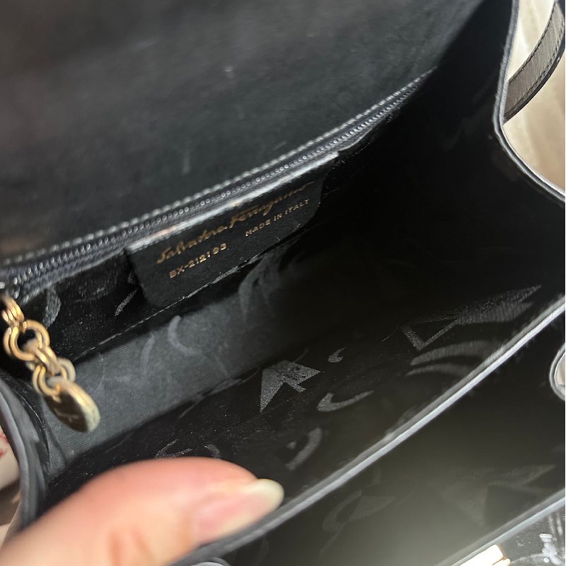 菲拉格慕 Ferragamo 經典黑金小馬蹄博物館包手提斜背包-12