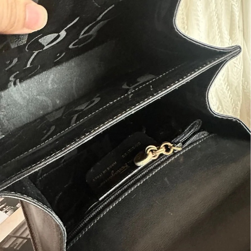 菲拉格慕 Ferragamo 經典黑金小馬蹄博物館包手提斜背包-13