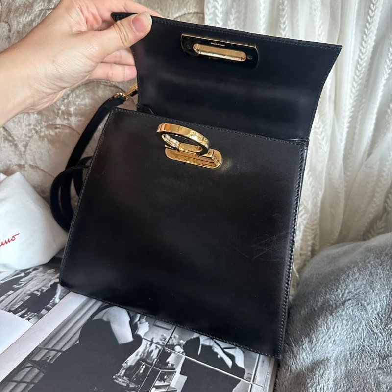 菲拉格慕 Ferragamo 經典黑金小馬蹄博物館包手提斜背包-14