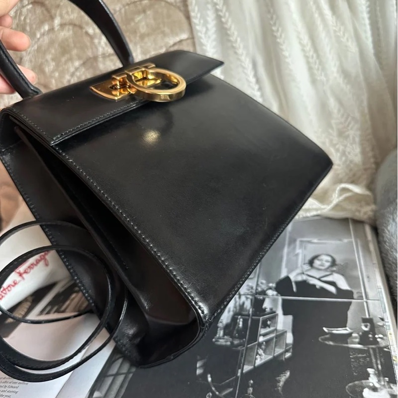 菲拉格慕 Ferragamo 經典黑金小馬蹄博物館包手提斜背包-15