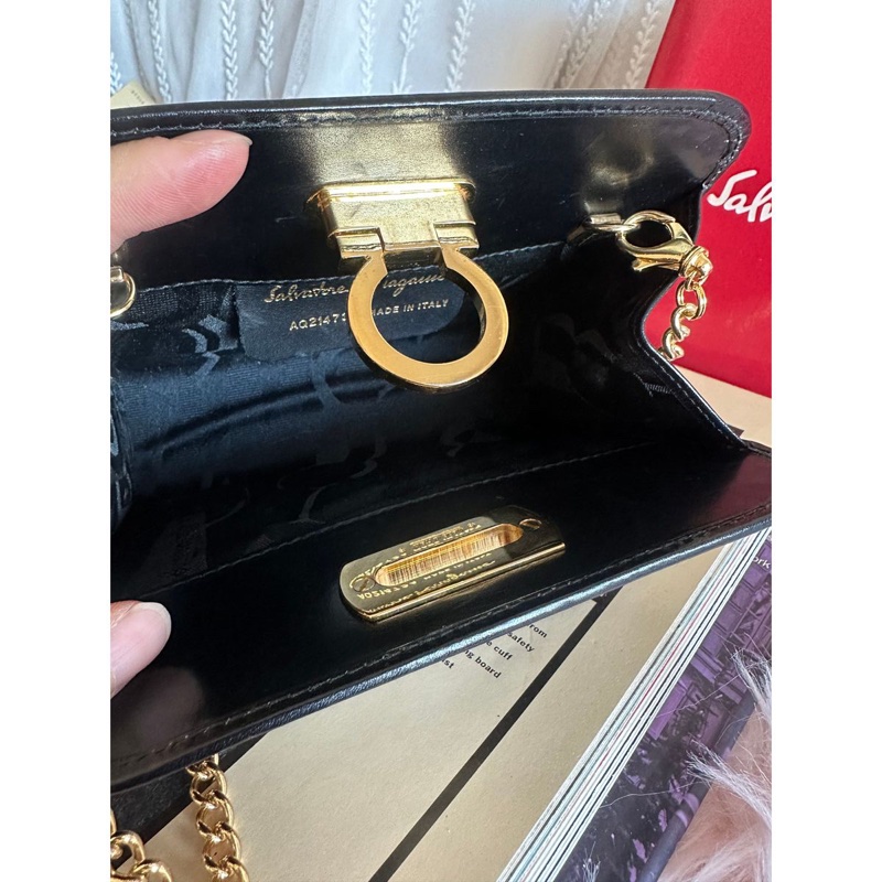 菲拉格慕 Salvatore Ferragamo 經典馬蹄扣 黛安娜王妃同款 Gancini 皮革鏈條斜背包-10