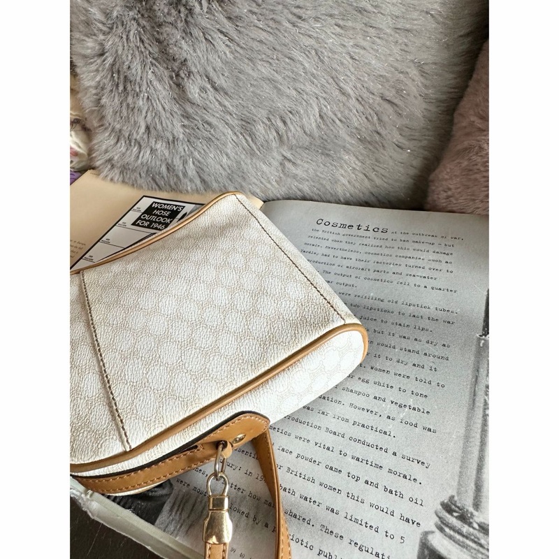 思琳 賽琳 白色老花包 白色 米色  老花 凱旋門 斜背包 側背包 中古包包  罕有 斜挎包 斜背包 相機包 單肩包 中古包 經典款  復古包 古董包 vintage celine white beige camera crossbody bag-19