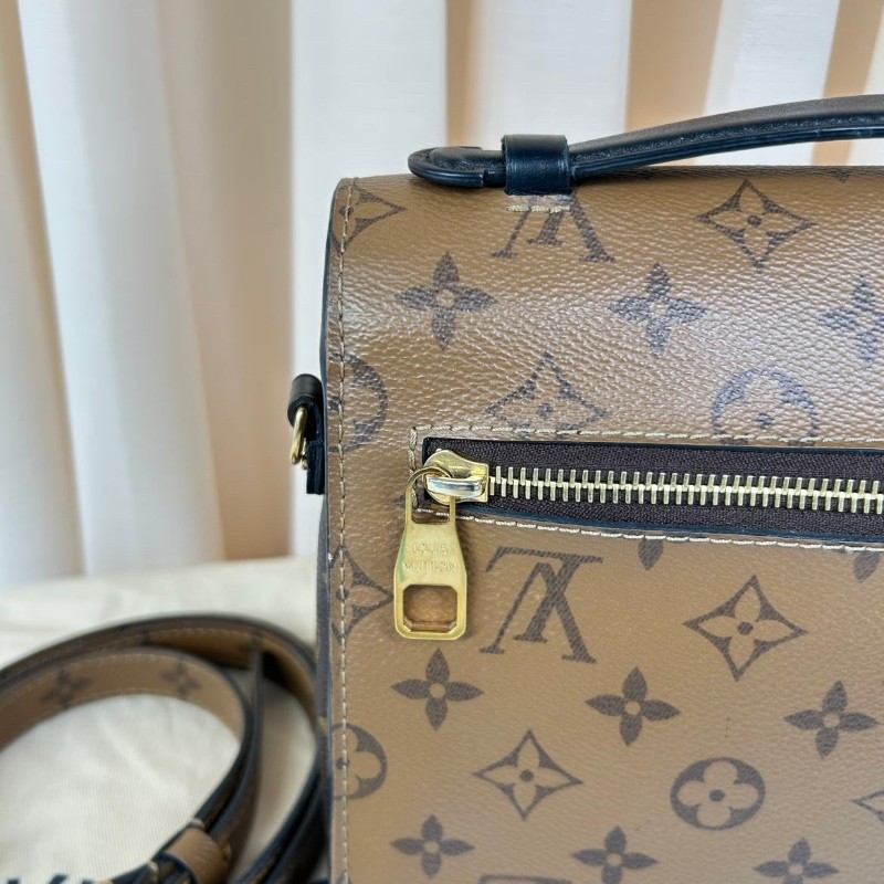 專櫃價3.8折！路易威登/Lv  焦糖拼色老花郵差包 熱門款 永不過時 輕鬆搭配 很實用-17