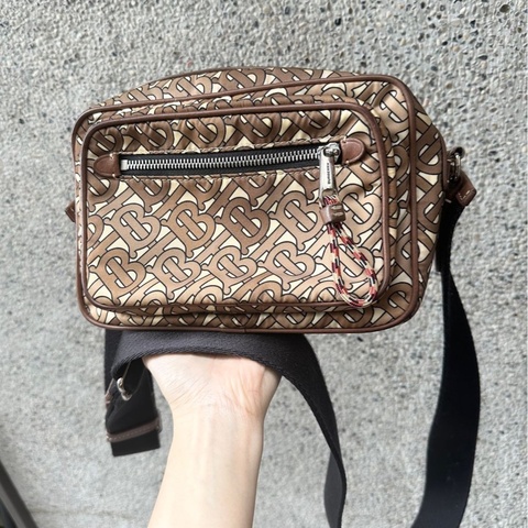 博柏利 老花 Burberry 咖啡色滿版TB包 側背包 斜背包 斜挎包 相機包 camera bag 中性款式 男女合用