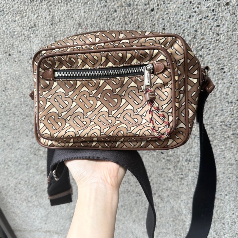 博柏利 老花 Burberry 咖啡色滿版TB包 側背包 斜背包 斜挎包 相機包 camera bag 中性款式 男女合用-0