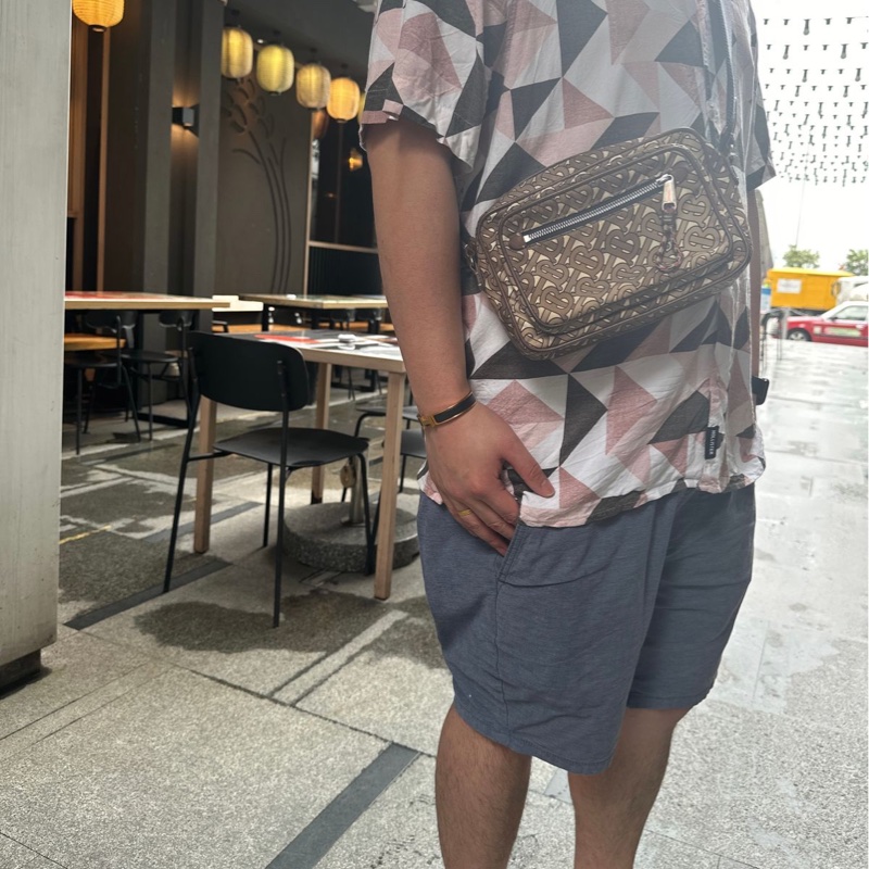 博柏利 老花 Burberry 咖啡色滿版TB包 側背包 斜背包 斜挎包 相機包 camera bag 中性款式 男女合用-1