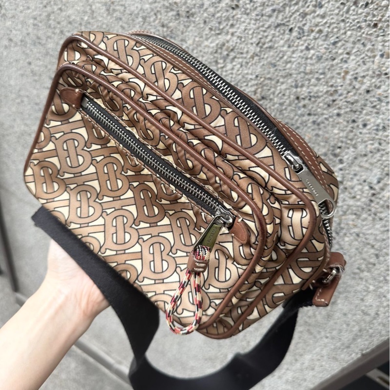 博柏利 老花 Burberry 咖啡色滿版TB包 側背包 斜背包 斜挎包 相機包 camera bag 中性款式 男女合用-3