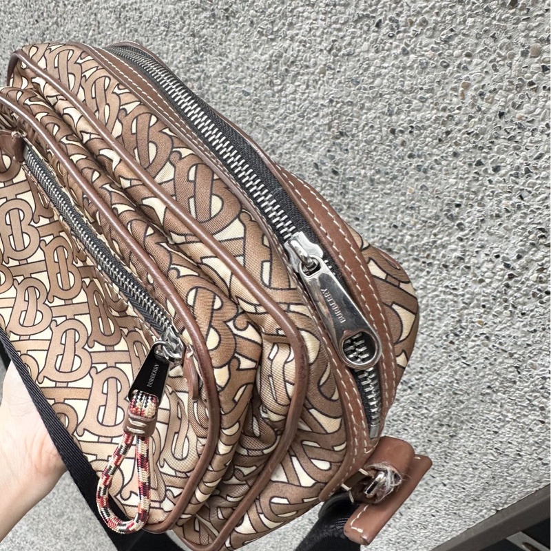 博柏利 老花 Burberry 咖啡色滿版TB包 側背包 斜背包 斜挎包 相機包 camera bag 中性款式 男女合用-4