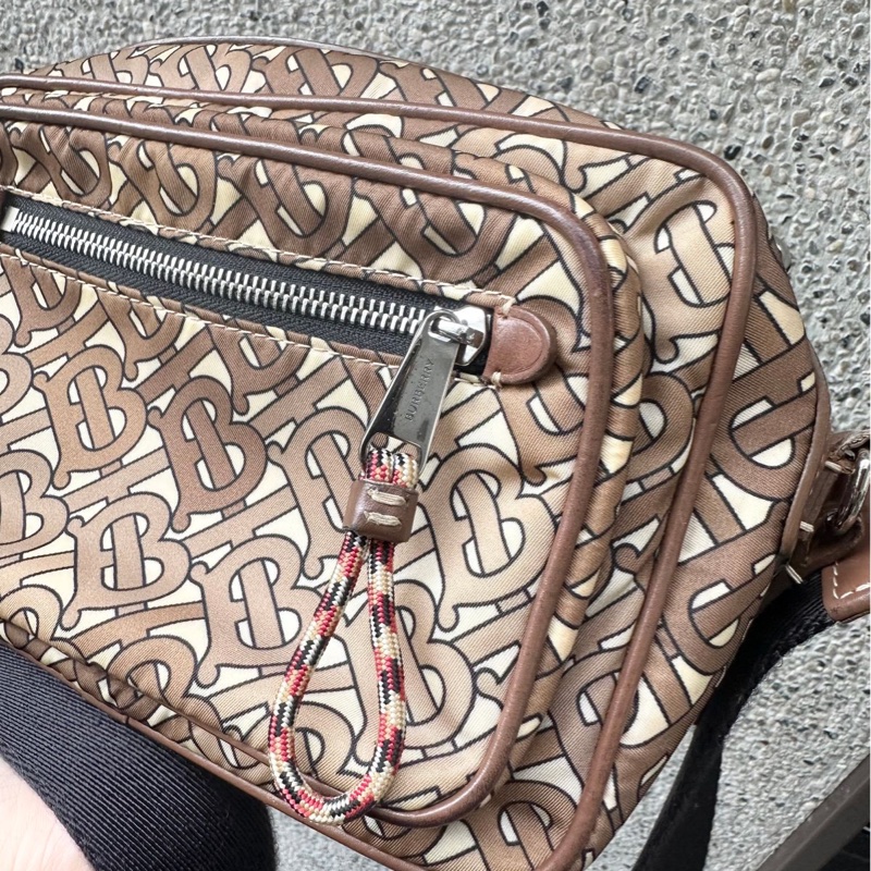 博柏利 老花 Burberry 咖啡色滿版TB包 側背包 斜背包 斜挎包 相機包 camera bag 中性款式 男女合用-5
