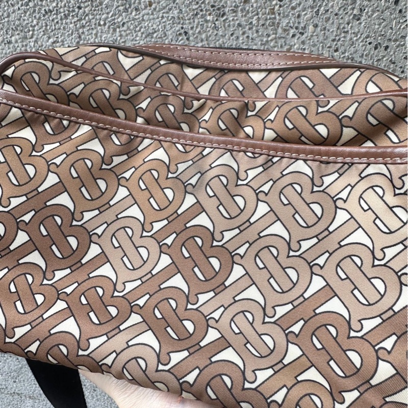 博柏利 老花 Burberry 咖啡色滿版TB包 側背包 斜背包 斜挎包 相機包 camera bag 中性款式 男女合用-7