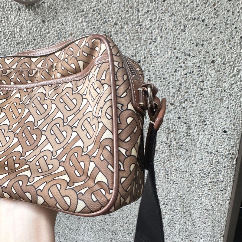 博柏利 老花 Burberry 咖啡色滿版TB包 側背包 斜背包 斜挎包 相機包 camera bag 中性款式 男女合用-8