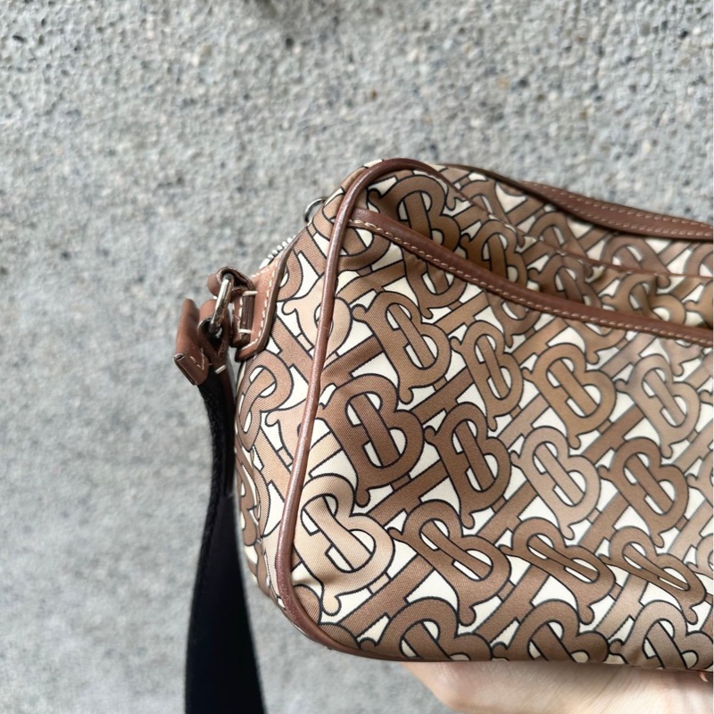 博柏利 老花 Burberry 咖啡色滿版TB包 側背包 斜背包 斜挎包 相機包 camera bag 中性款式 男女合用-9