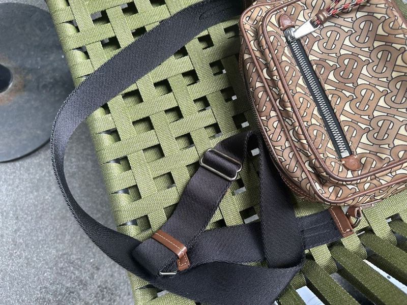 博柏利 老花 Burberry 咖啡色滿版TB包 側背包 斜背包 斜挎包 相機包 camera bag 中性款式 男女合用-12