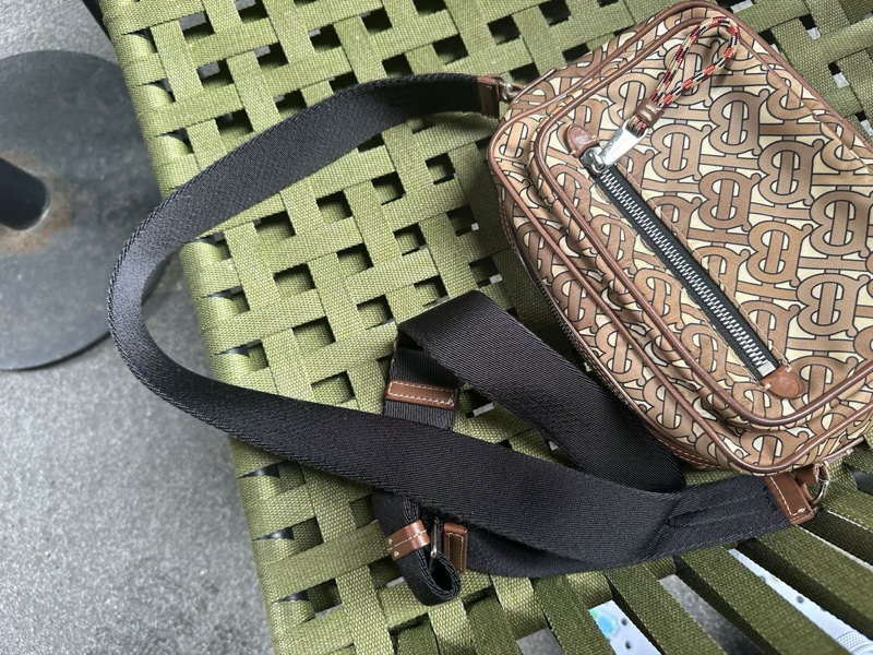 博柏利 老花 Burberry 咖啡色滿版TB包 側背包 斜背包 斜挎包 相機包 camera bag 中性款式 男女合用-13