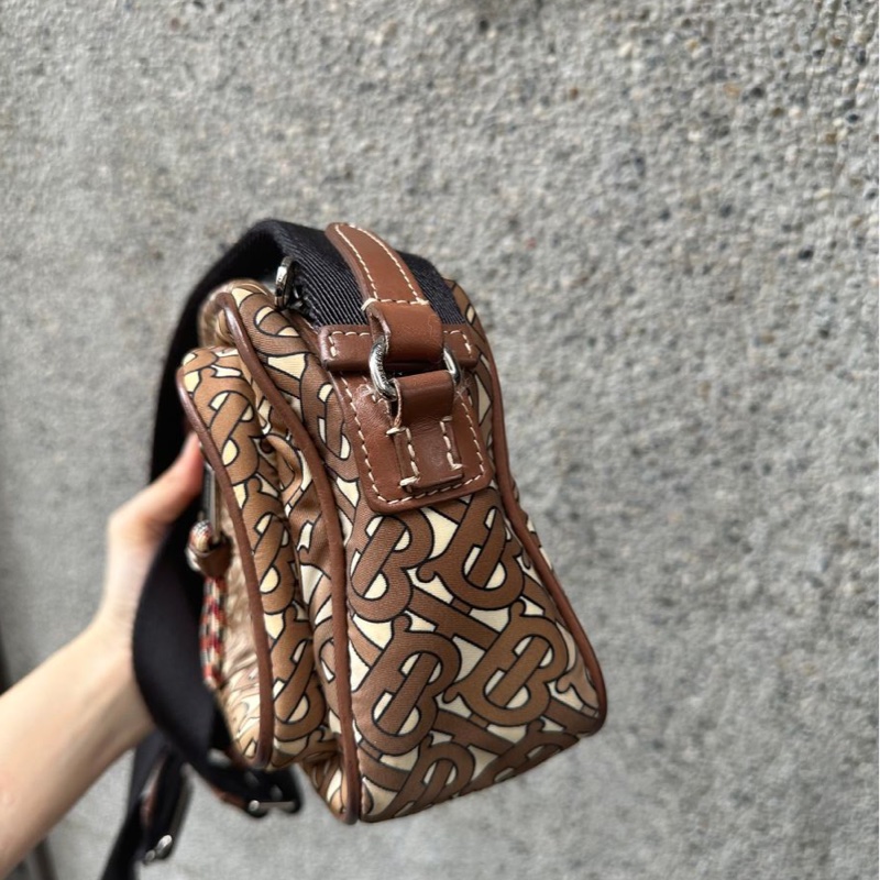 博柏利 老花 Burberry 咖啡色滿版TB包 側背包 斜背包 斜挎包 相機包 camera bag 中性款式 男女合用-14