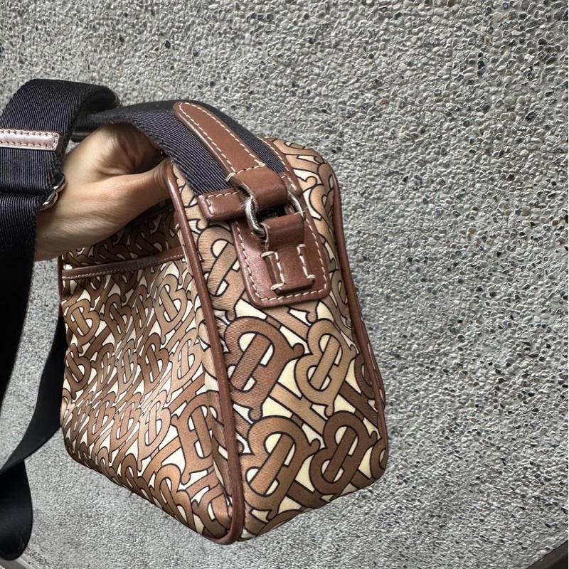 博柏利 老花 Burberry 咖啡色滿版TB包 側背包 斜背包 斜挎包 相機包 camera bag 中性款式 男女合用-15