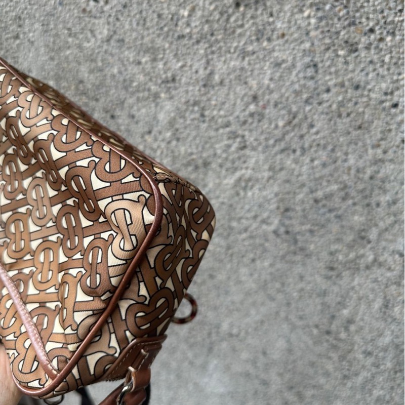 博柏利 老花 Burberry 咖啡色滿版TB包 側背包 斜背包 斜挎包 相機包 camera bag 中性款式 男女合用-16