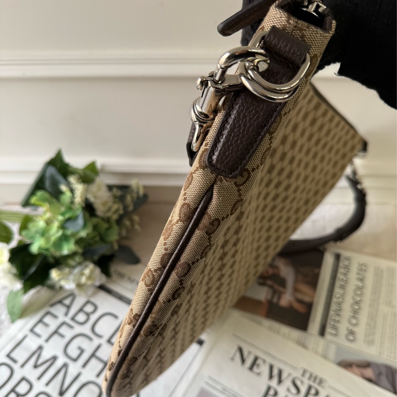 B 系列緹花布大款彎月肩背包/斜背包(米色)-3