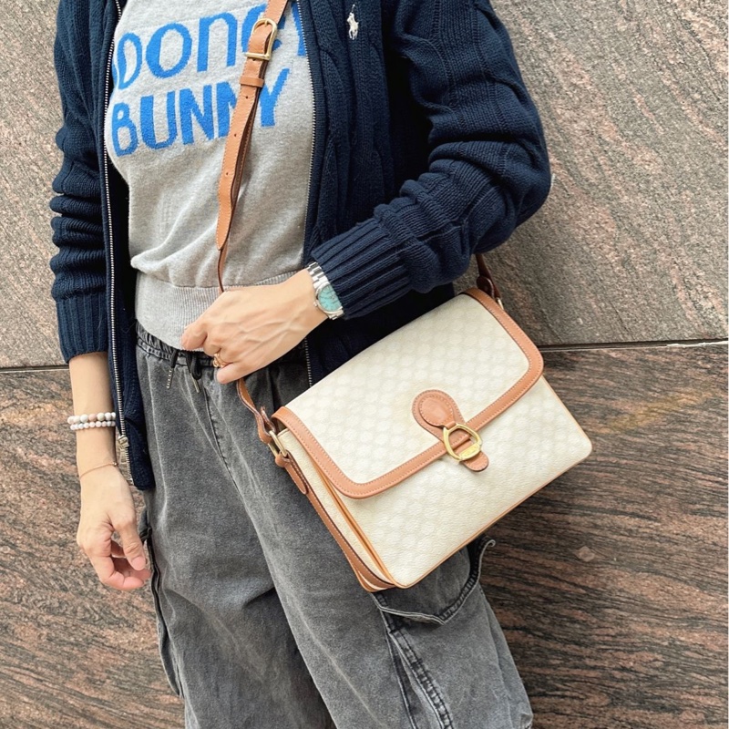 思琳 賽琳 白色老花包 馬蹄扣 白色 米色  老花 凱旋門 斜背包 側背包 中古包包  罕有 側背包 斜背 郵差包 風琴包 單肩包 中古包 經典款  復古包 古董包 vintage celine white beige horsebit crossbody bag-1