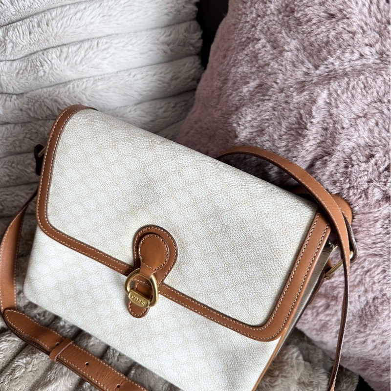 思琳 賽琳 白色老花包 馬蹄扣 白色 米色  老花 凱旋門 斜背包 側背包 中古包包  罕有 側背包 斜背 郵差包 風琴包 單肩包 中古包 經典款  復古包 古董包 vintage celine white beige horsebit crossbody bag-8