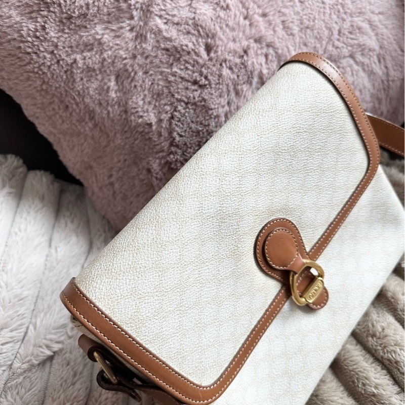 思琳 賽琳 白色老花包 馬蹄扣 白色 米色  老花 凱旋門 斜背包 側背包 中古包包  罕有 側背包 斜背 郵差包 風琴包 單肩包 中古包 經典款  復古包 古董包 vintage celine white beige horsebit crossbody bag-9