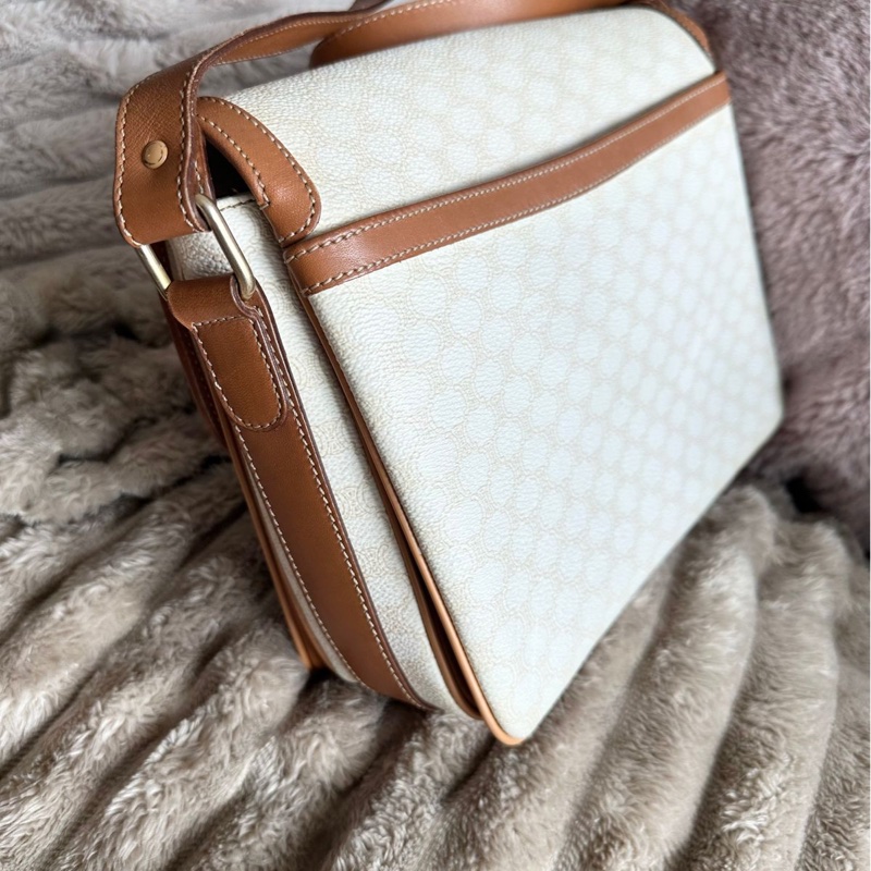 思琳 賽琳 白色老花包 馬蹄扣 白色 米色  老花 凱旋門 斜背包 側背包 中古包包  罕有 側背包 斜背 郵差包 風琴包 單肩包 中古包 經典款  復古包 古董包 vintage celine white beige horsebit crossbody bag-12