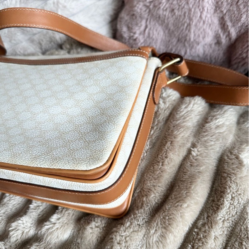 思琳 賽琳 白色老花包 馬蹄扣 白色 米色  老花 凱旋門 斜背包 側背包 中古包包  罕有 側背包 斜背 郵差包 風琴包 單肩包 中古包 經典款  復古包 古董包 vintage celine white beige horsebit crossbody bag-15