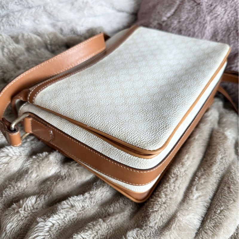 思琳 賽琳 白色老花包 馬蹄扣 白色 米色  老花 凱旋門 斜背包 側背包 中古包包  罕有 側背包 斜背 郵差包 風琴包 單肩包 中古包 經典款  復古包 古董包 vintage celine white beige horsebit crossbody bag-16