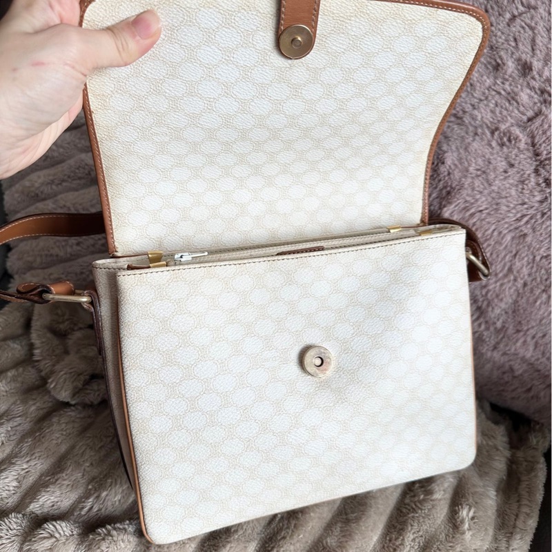 思琳 賽琳 白色老花包 馬蹄扣 白色 米色  老花 凱旋門 斜背包 側背包 中古包包  罕有 側背包 斜背 郵差包 風琴包 單肩包 中古包 經典款  復古包 古董包 vintage celine white beige horsebit crossbody bag-17