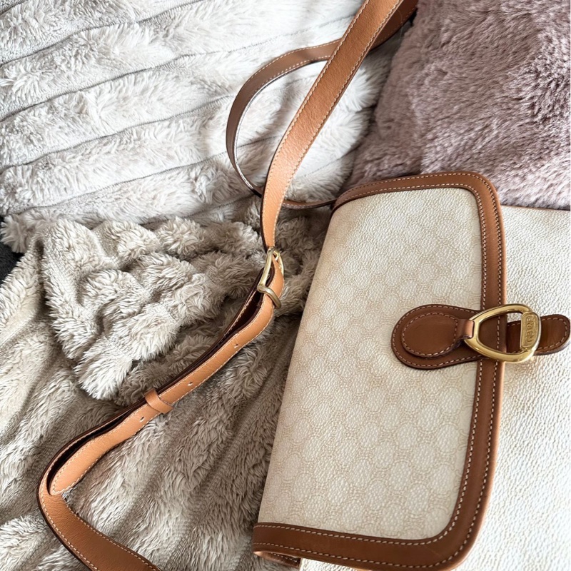 思琳 賽琳 白色老花包 馬蹄扣 白色 米色  老花 凱旋門 斜背包 側背包 中古包包  罕有 側背包 斜背 郵差包 風琴包 單肩包 中古包 經典款  復古包 古董包 vintage celine white beige horsebit crossbody bag-18