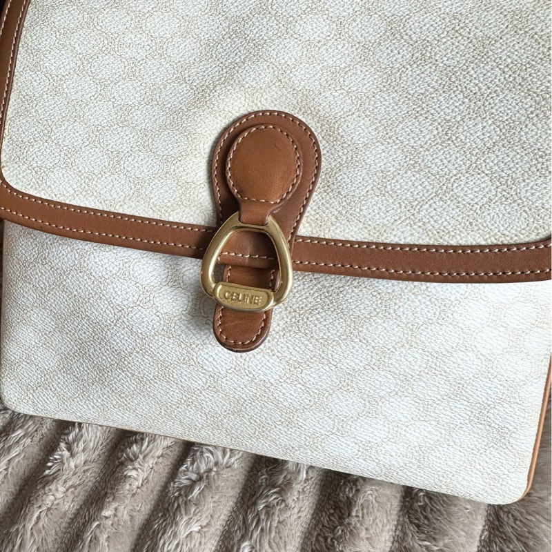 思琳 賽琳 白色老花包 馬蹄扣 白色 米色  老花 凱旋門 斜背包 側背包 中古包包  罕有 側背包 斜背 郵差包 風琴包 單肩包 中古包 經典款  復古包 古董包 vintage celine white beige horsebit crossbody bag-19