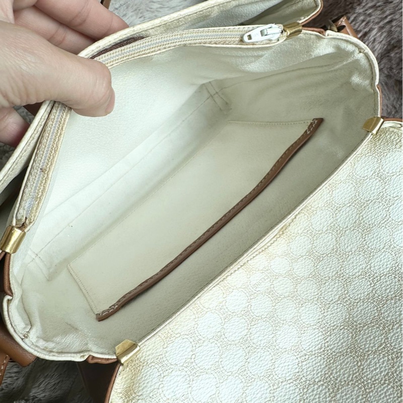 思琳 賽琳 白色老花包 馬蹄扣 白色 米色  老花 凱旋門 斜背包 側背包 中古包包  罕有 側背包 斜背 郵差包 風琴包 單肩包 中古包 經典款  復古包 古董包 vintage celine white beige horsebit crossbody bag-21