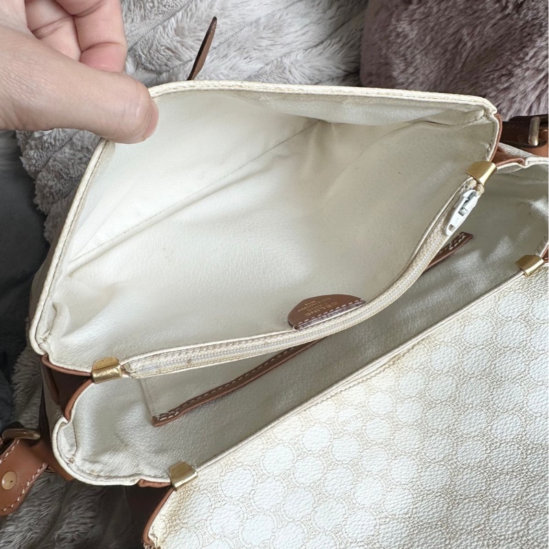 思琳 賽琳 白色老花包 馬蹄扣 白色 米色  老花 凱旋門 斜背包 側背包 中古包包  罕有 側背包 斜背 郵差包 風琴包 單肩包 中古包 經典款  復古包 古董包 vintage celine white beige horsebit crossbody bag-22
