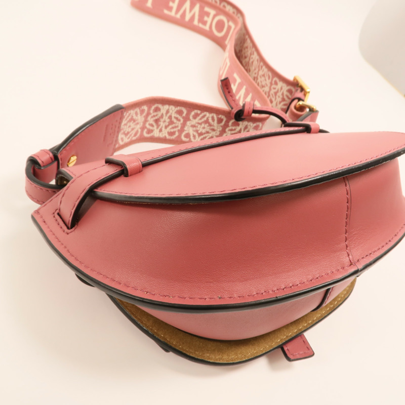 LOEWE 牛皮皮革Mini Gate金扣肩背袋-15