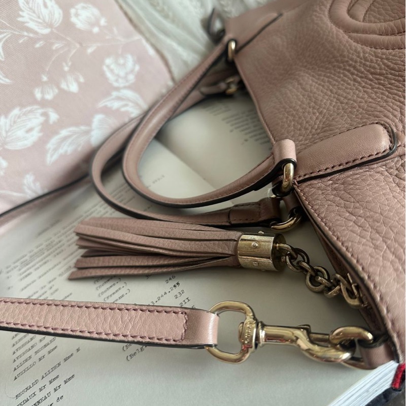 古馳 流蘇包 斜背包 側背包 中古包包  側背包 斜背 單肩包 托特包 中古包 經典款 櫻花色 櫻花粉 肩背包 Gucci soho tassel bag pink-16